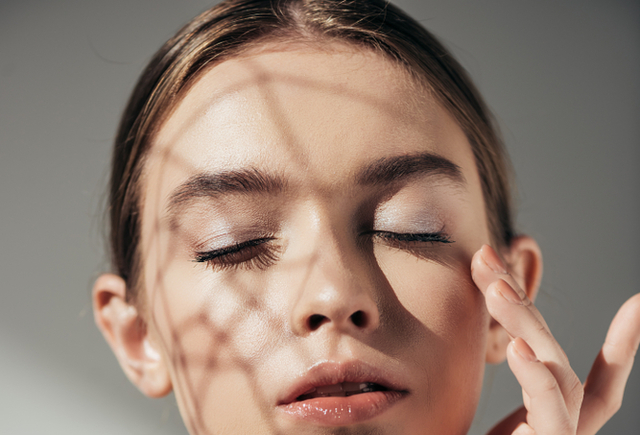 寒色アイシャドウで透明感を 塗り方や選び方 おすすめなどご紹介 Howtwo